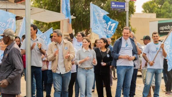 Nesta sexta-feira, Tiago Carbonaro, candidato a prefeito de Itaporã, e seu vice, Edilson Bigatão, realizaram uma caminhada pelo comércio local